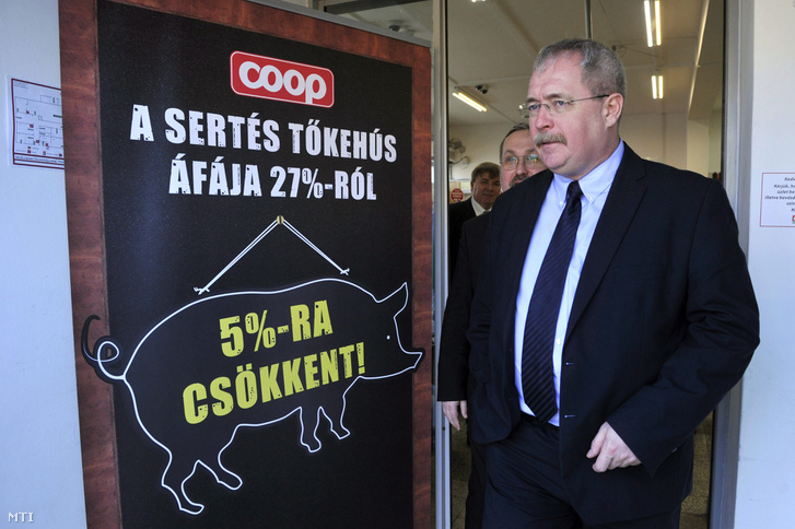 Fazekas Sándor földművelésügyi miniszter a sertés tőkehús áfájának csökkentése utáni árváltozásokról tartott, termékbemutatóval egybekötött sajtótájékoztatón egy vecsési Coop-áruházban 2016. január 12-én.