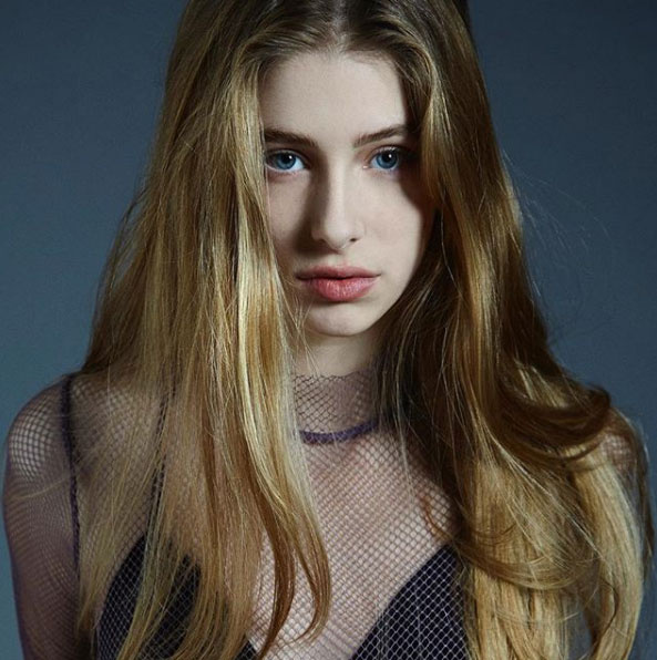 Ő Keveházi Krisztina lánya, a 16 éves Jázmin. A lány keresett modell lett.