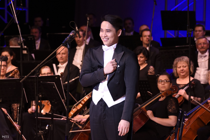 Ninh Duc Hoang Long vietnami születésû tenor a X. Nemzetközi Simándy József Énekverseny harmadik kategóriájának holtversenyben elsõ helyezettje