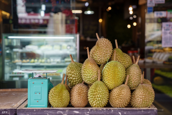 Egy halom durián egy szingapúri piacon