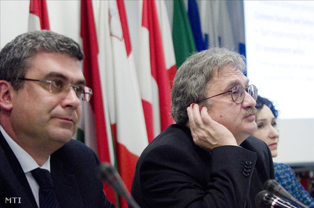 Theodor Baconschi román külügyminiszter (balra) és Füzes Oszkár bukaresti nagykövet (Fotó: Tofán Levente)