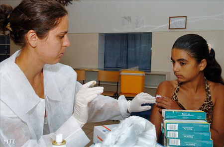 Kocsó Beatrix orvos védőoltást ad be egy gyereknek a hajdúhadházi Rákóczi utcai iskolában