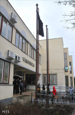 Fekete zászló a püspökladányi polgármesteri hivatal előtt