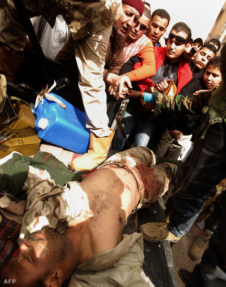 Sebesült, a város szélén elkapott kadhafista katona közszemlén Bengáziban