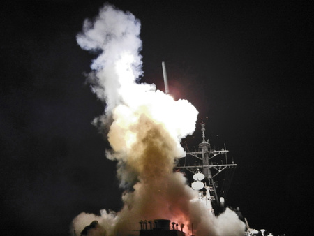 Tomahawk robotrakéta indítása líbiai célpontra a USS Barry hadihajóról (Fotó: U.S. Navy)