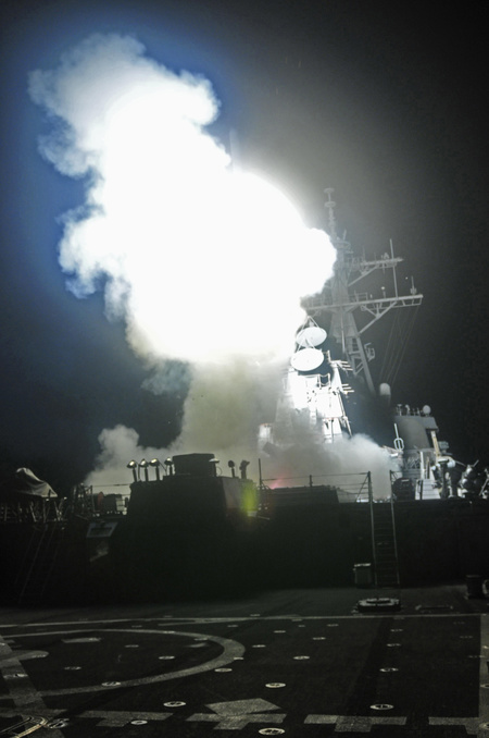 Egy Tomahawk indul 2011. március 19-én este a USS Barry rombolóról, egyike a líbiai célpontokra kilőtt 110 robotrakétának (Fotó: U.S. Navy)