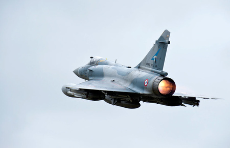 Franciaország 8 Rafale és 4 Mirage 2000 (a képen) vadászgépet vetett be péntek délután líbiai célpontok ellen (Fotó: defense.gouv.fr)