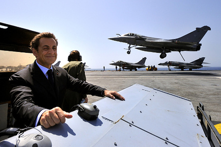 Nicolas Sarkozy a Charles de Gaulle fedélzetén