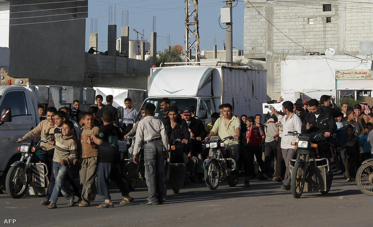 Az Aszad-rezsim ellen tiltakozó szíriaiak a Damaszkusztól 100 kilométerre fekvő Ankhal falu közelében, 2011. március 21-én