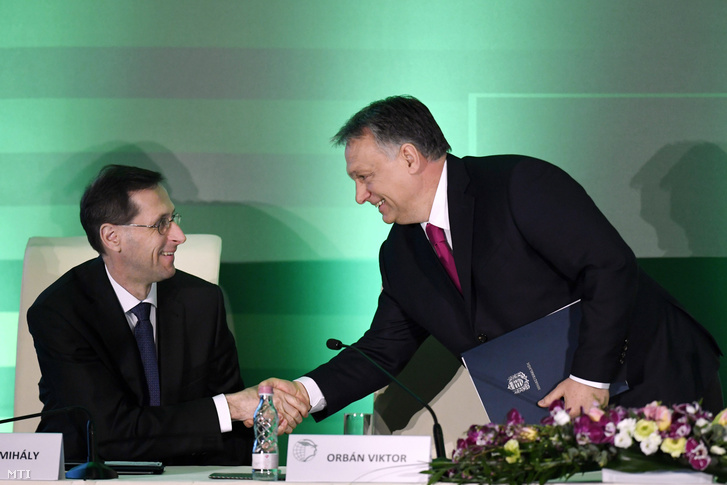 Varga Mihály nemzetgazdasági miniszter (b) és Orbán Viktor miniszterelnök kezet fog a Magyar Kereskedelmi és Iparkamara gazdasági évnyitóján.