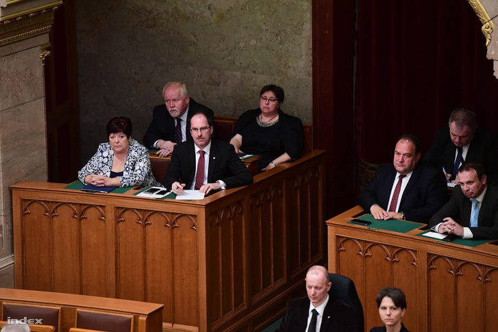 Pálffy Ilona és Patyi András (balra) a parlament alakuló ülésén