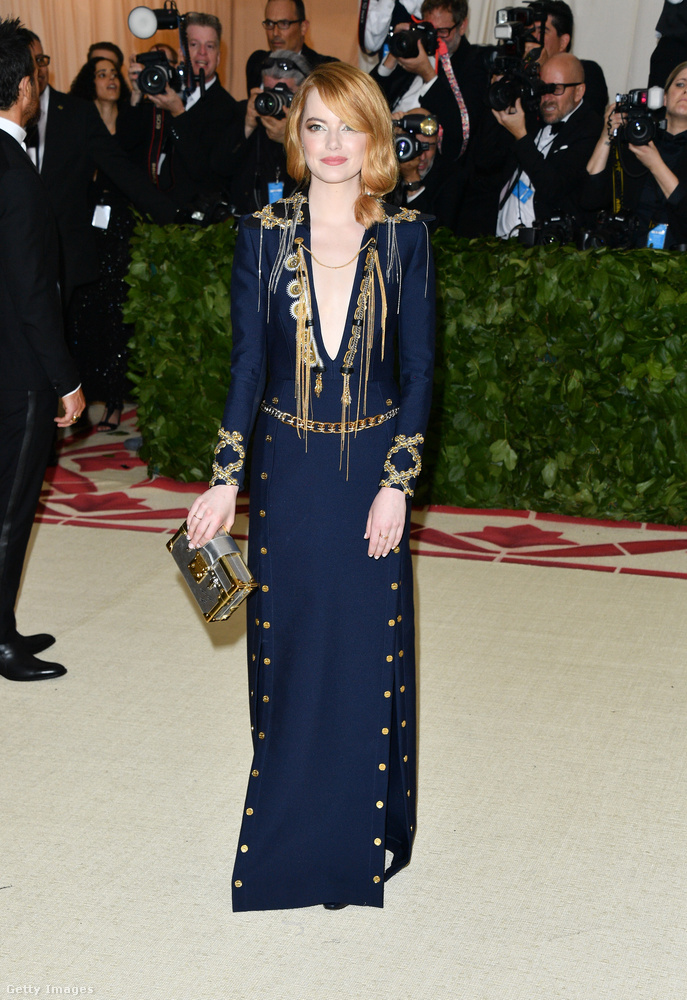 Emma Stone nem aggódta túl a kiöltözést, de azért szerettük ezt az aranygombokkal díszített Louis Vuitton szettet.
                        