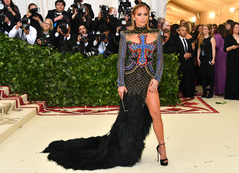 Kereszttel díszített tollas Balmain ruha Jennifer Lopezen.