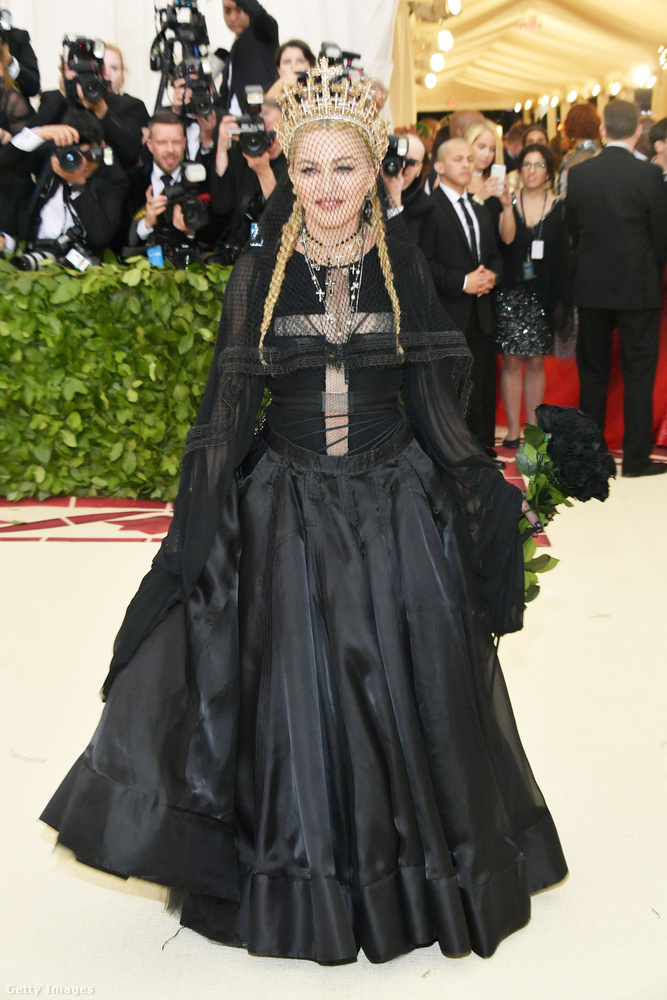 Dizájner táska helyett fekete rózsacsokorral a kezében lejtett végig Madonna a vörös szőnyegen.