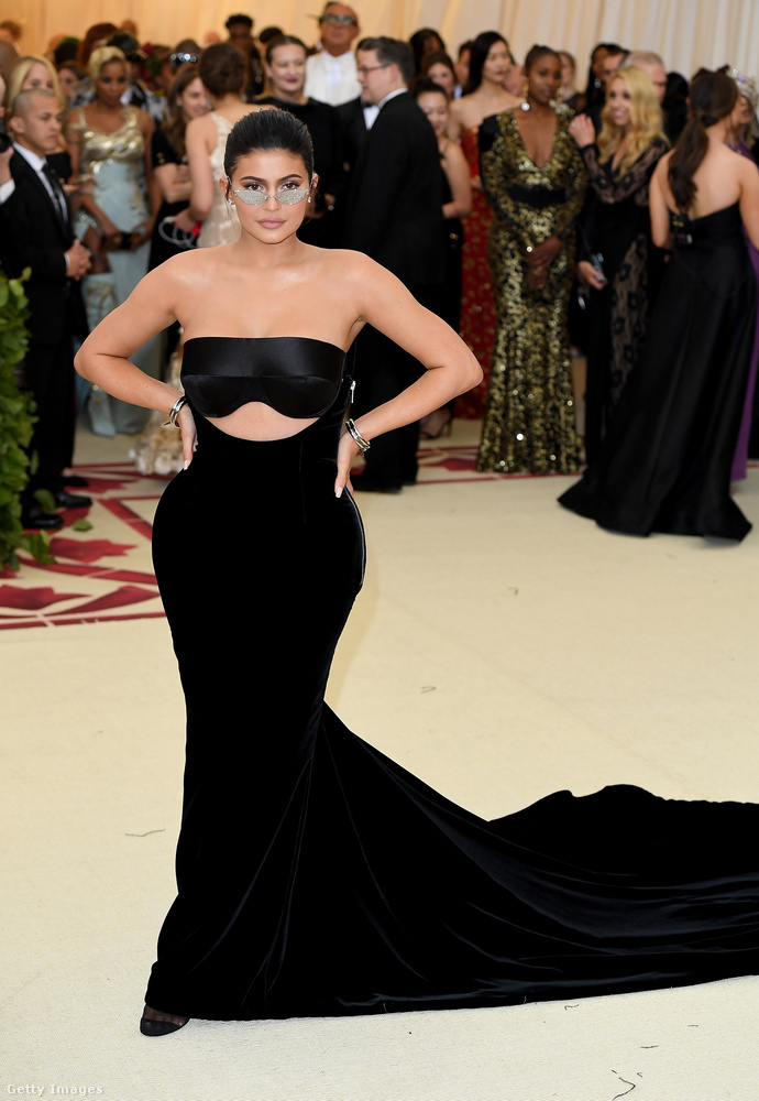 A Kardashian -Jenner klán másik tagja, Kylie Jenner feketében feszített a vörös szőnyegen.