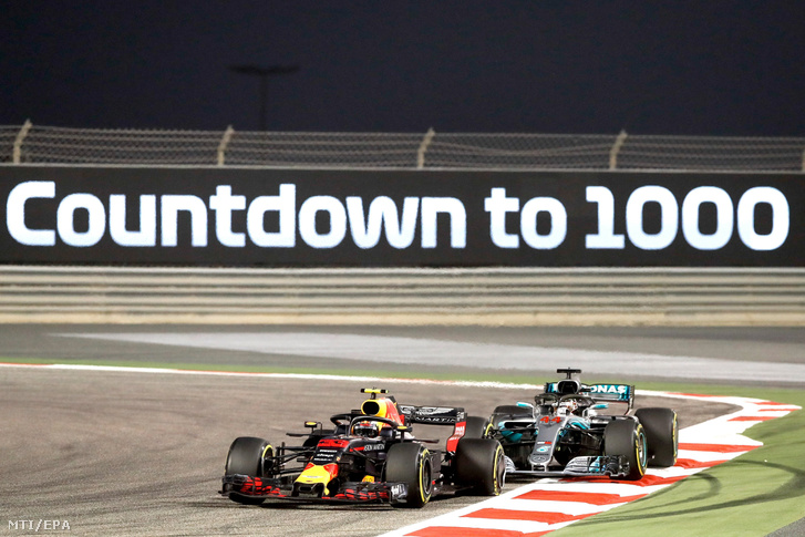 A holland Max Verstappen, a Red Bull (b) és a brit Lewis Hamilton, a Mercedes versenyzője a Forma-1-es autós gyorsasági világbajnokság Bahreini Nagydíján a szahíri pályán 2018. április 8-án.