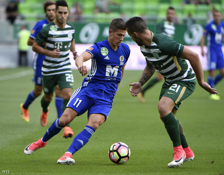 Prosser Dániel Bálint a Puskás Akadémia (k) és ferencvárosi Botka Endre (j) az OTP Bank Liga első fordulójában játszott Ferencváros - Puskás Akadémia mérkőzésen a budapesti Groupama Arénában 2017. július 16-án