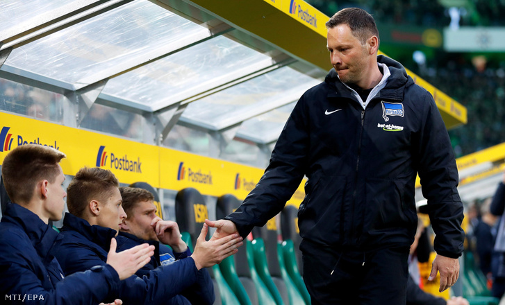 Dárdai Pál, a Hertha BSC vezetőedzője kezet fog a kispadon ülő fiával, Dárdai Palkóval, mielőtt megkezdődik a Mönchengladbach és a Hertha mérkőzése a német első osztályú labdarúgó-bajnokságban Mönchengladbachban 2017. április 5-én.