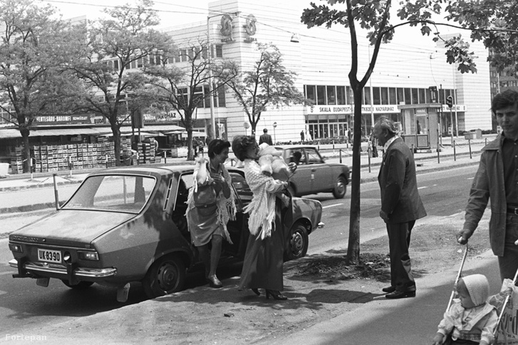 Október huszonharmadika (Schönherz Zoltán) utca, szemben a Skála Budapest Szövetkezeti Nagyáruház, 1984