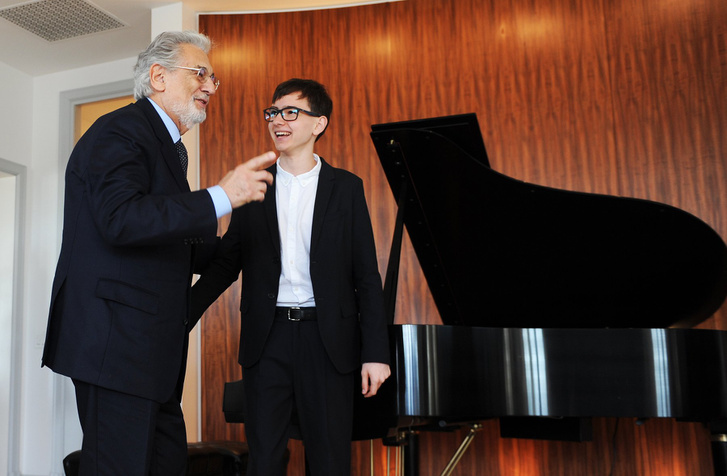Plácido Domingo és Boros Misi, a Virtuózok ifjú tehetsége