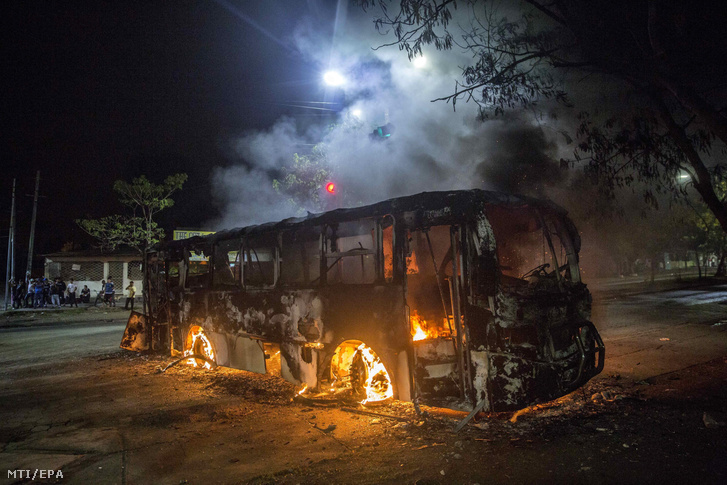 Autóbusz lángol a Daniel Ortega nicaraguai államfő lemondását követelő tüntetésen a fővárosban, Managuában 2018. május 8-án.