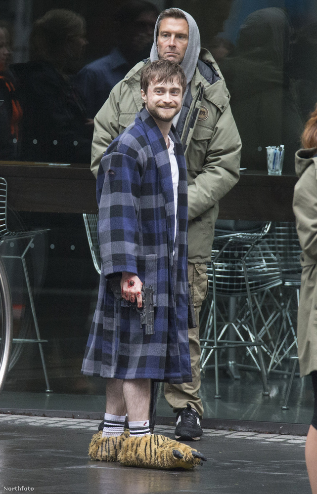 Daniel Radcliffe, akit örökké mindenki Harry Potterként fog emlegetni, most éppen egy akció-vígjátékon dolgozik, ennek a forgatásáról érkeztek ezek a kiváló fotók róla.