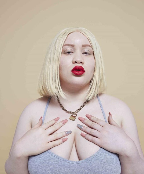 Az albinizmussal küszködő Joanna azonban nem ma kezdte a szakmát, már évek óta plus size modellként tevékenykedik