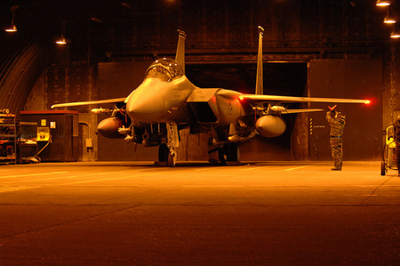 A  492. légiszázad egyik F-15 Eagle típusú vadászgépe bevetés előtt