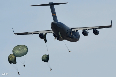 Desszantosok ugranak az amerikai légierő C-17-es szállítógépéről Maniago fölött