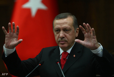 Törökország soha nem fog fegyvert használni Líbiában, jelentette be Tayyip Erdogan török miniszterelnök, aki szerint a hadműveleteket az ENSZ-nek kellene vezényelnie