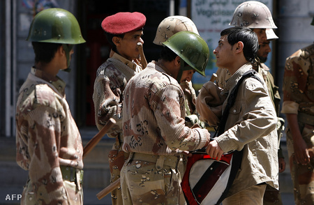 Motoznak Szanaában a katonák a tüntetők védelmében