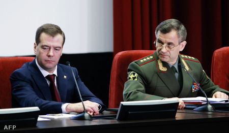 Dmitrij Medvegyev (balra) és Rasid Nirgalijev belügyminiszter kedden minisztériumi ülésen tárgyaltak külpolitikai kérdésekről