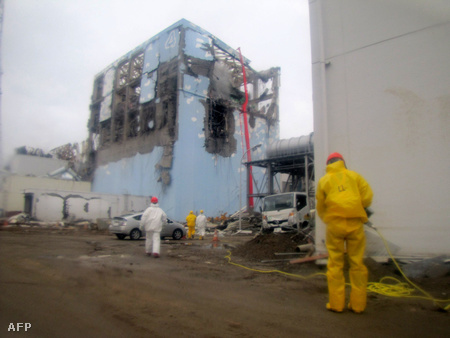 A TEPCO munkatársai vízzel hűtik a négyes blokkot