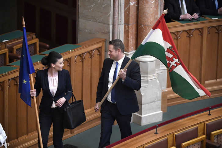 Demeter Márta és Keresztes László Lóránt, az LMP országgyűlési képviselői érkeznek egy uniós és egy magyar zászlóval kezükben az Országgyűlés alakuló ülésére az Országházban 2018. május 8-án
