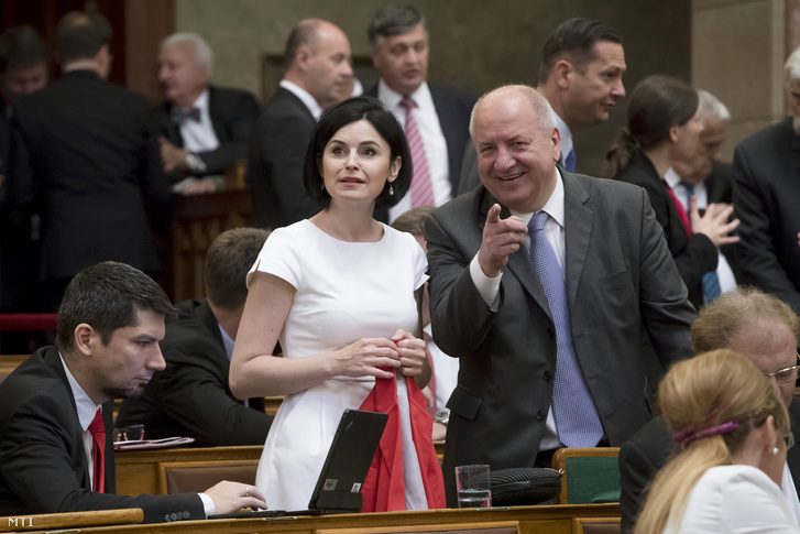 Kunhalmi Ágnes és Korózs Lajos szocialista képviselõk az Országgyûlés alakuló ülésén az Országházban 2018. május 8-án