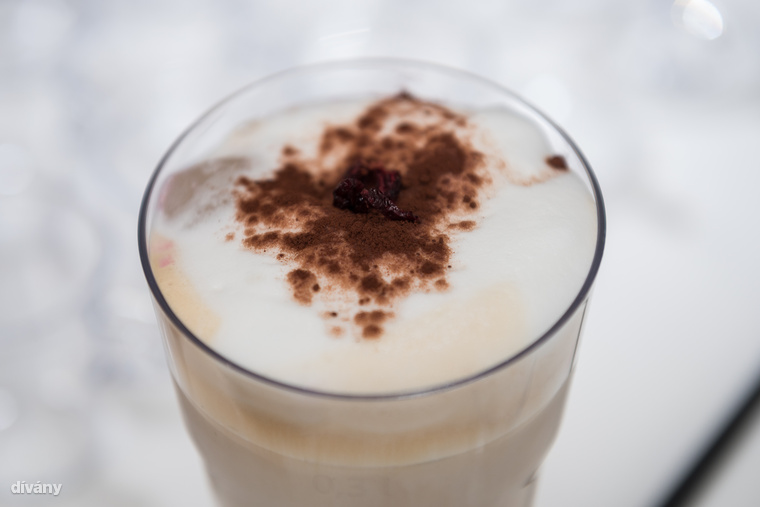 A Cherry Cocoa Latte pedig livanto kávéból, tejből, cseresznyeszirupból, kakaóból, narancsvirágvízből, liofilizált cseresznyéből és jégből áll