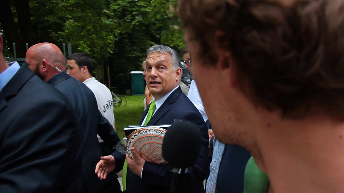 Hadseregnyi ember védte Orbánt attól, hogy kérdezhessük