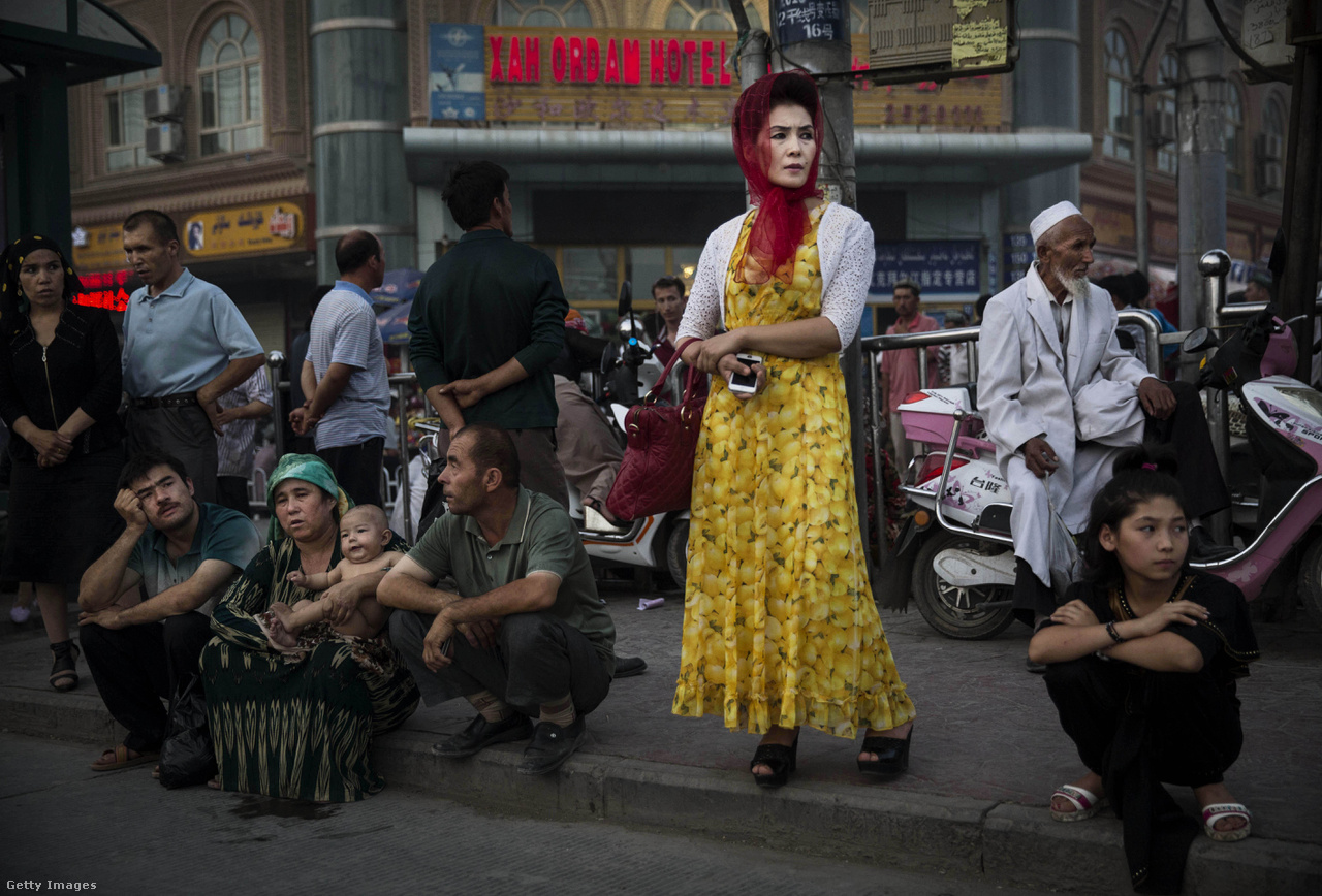 Ujgur nő vár a buszra egy kasgari megállóban