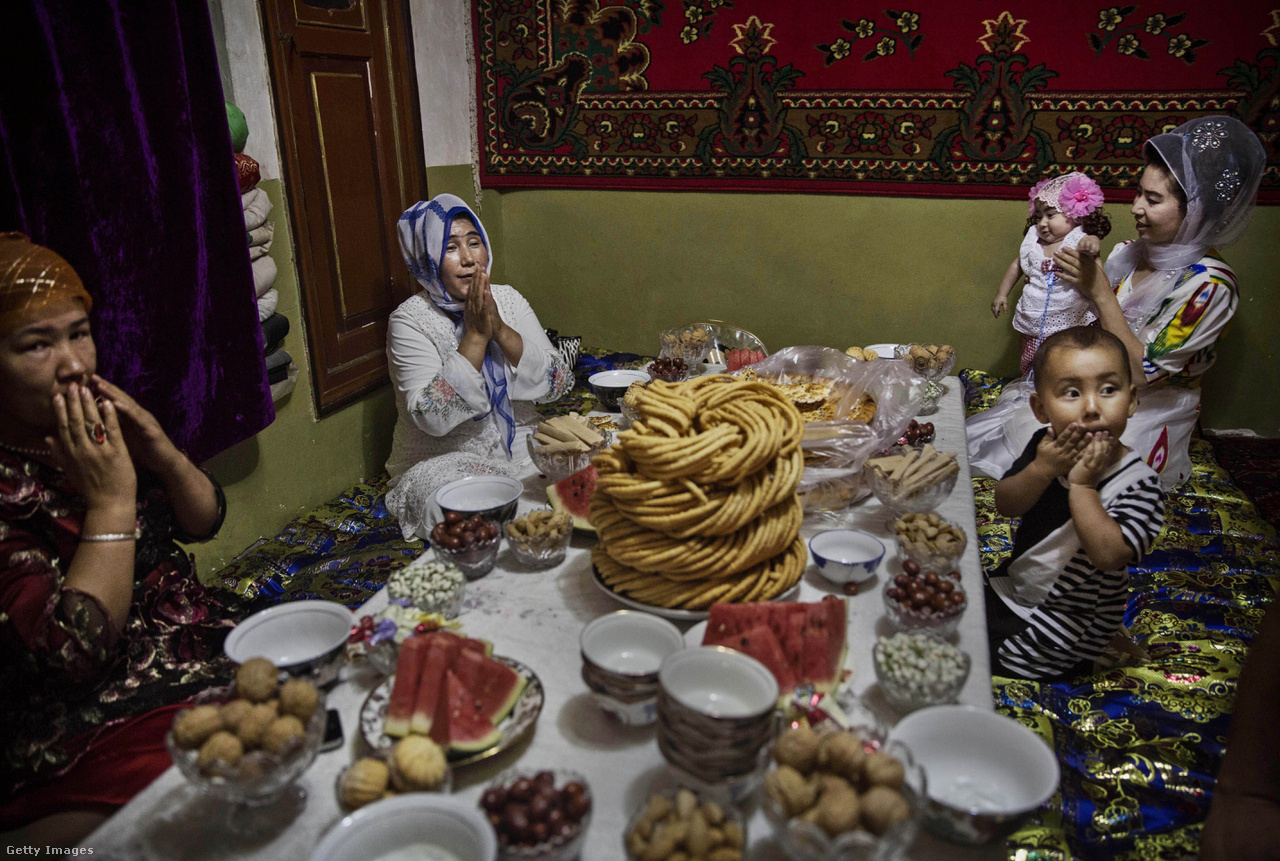 Vacsora előtti ima egy ujgur család otthonában