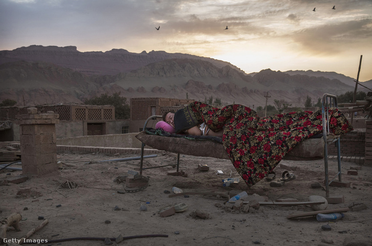 Ujgur férfi alszik a háza tetején az elviselhetetlen éjszakai hőség miatt