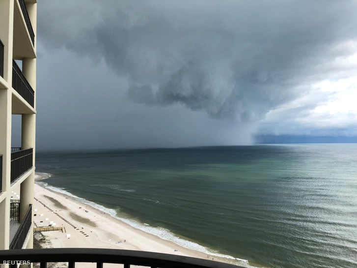 A vihar érkezése az alabamai Orange Beach felől fotózva
