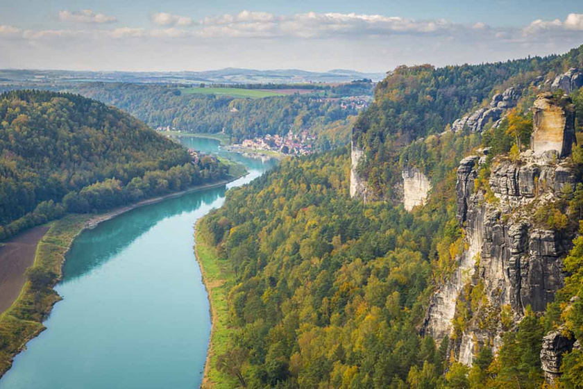 A régiót az Elba folyó vágja félbe, melynek mindkét partján nemzeti parkok terülnek el. A bal, német oldal is gyönyörű, de a jobbra nyújtózkodó cseh vidék még látványosabb.