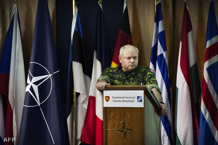 Charles Bouchard a nemzetközi erők parancsnoka és a NATO líbiai tevékenységének irányítója tájékoztatót tart a szervezet nápolyi bázisán