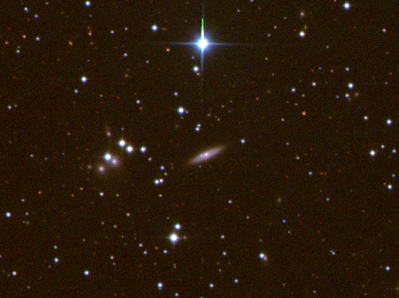 A kép közepén látható, szivar alakú galaxis magjától balra látható kék fénypont a 2011ay jelű szupernóva. A forró gázfelhő a rövidebb, kék hullámhosszon bocsát ki több fényt. A színes képet az I, V és B tartományban felvett rendre 2, 4 és 5 darab 150 másodperces felvételből állították össze. A képfeldolgozást Kuli Zoltán végezte.