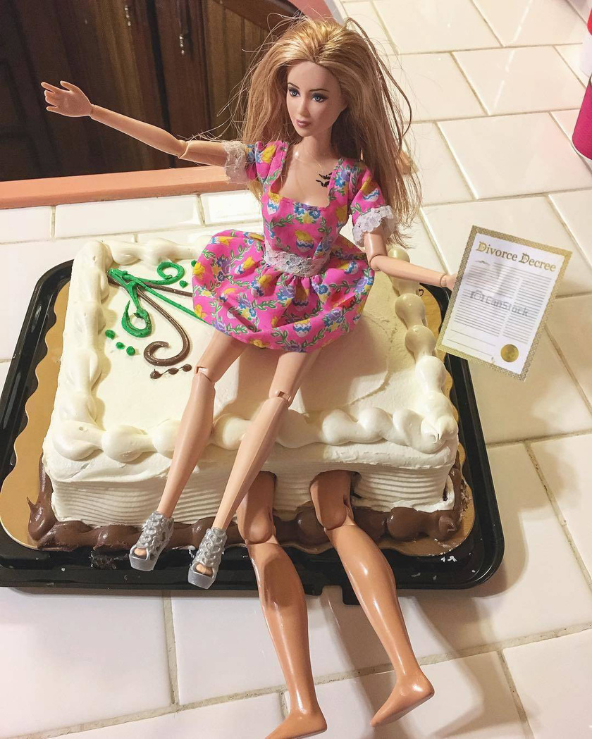 Barbie és Ken, ahogy még senki nem láthatta őket: válás után, a tortán.