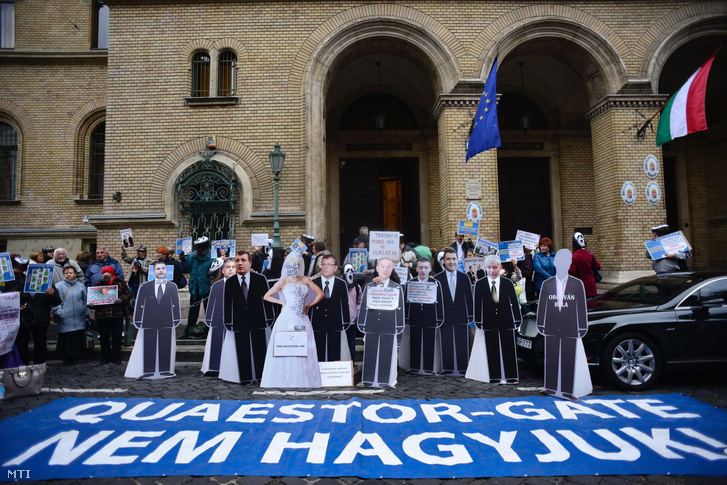 Quaestor-károsultak demonstrációja a Fővárosi Törvényszék épületénél, mielőtt a csalással, sikkasztással és más bűncselekményekkel vádolt Tarsoly Csaba meghallgatásával elkezdődött az ellene és társai ellen indított büntetőügy bizonyítási eljárása 2016. október 13-án.