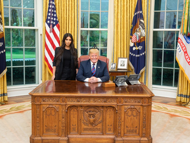 Kim Kardashian és Donald Trump megbeszélésének eredménye: egy ritka kellemetlen közös fotó