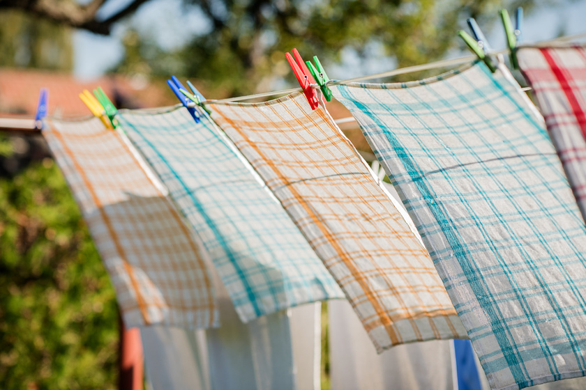 teregetés-mosott-ruha-mosás-szárító-kötél-szárítás