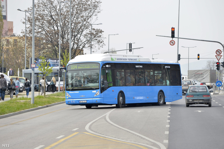 Van Hool A330 CNG típusú busz közlekedik a 184-es vonalon a XIX. kerületi Vak Bottyán utcában