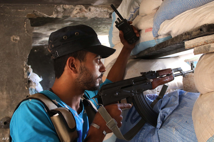 Szír harcos egy AK-47-essel Daraa-ban 2018. június 3-án